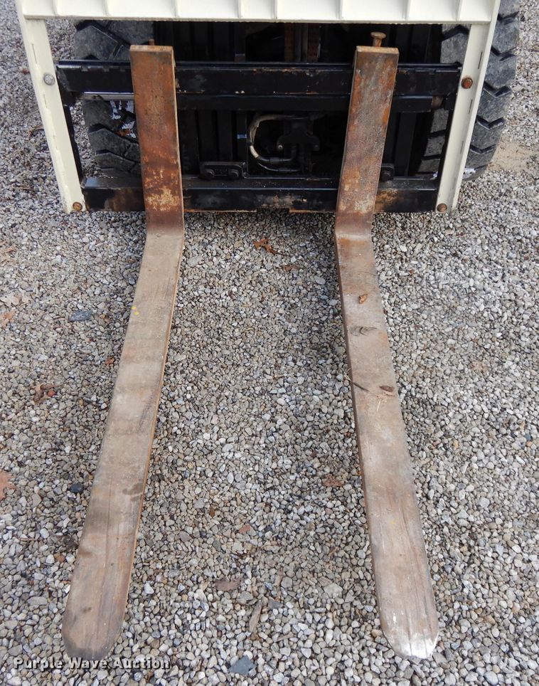 image for item DL2627 2017 Yale GLP050VXNDAE086  forklift