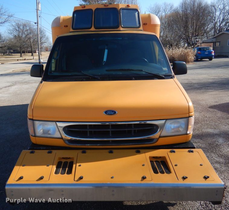 image for item GG9249 2001 Ford E450  utility van