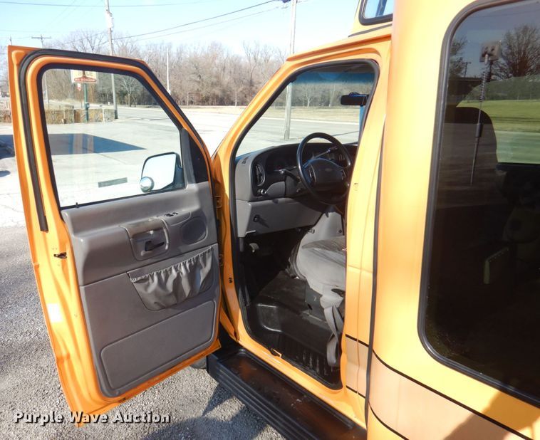 image for item GG9249 2001 Ford E450  utility van