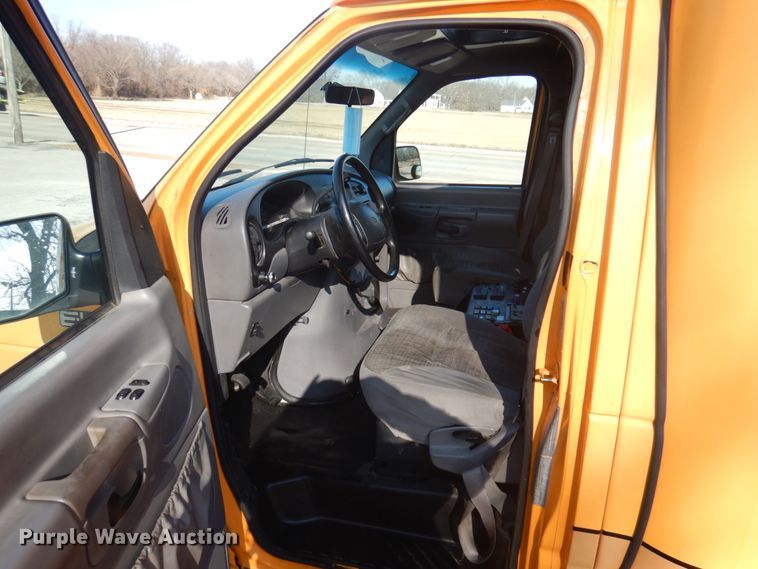 image for item GG9249 2001 Ford E450  utility van