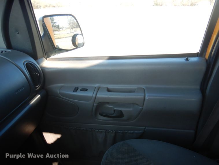 image for item GG9249 2001 Ford E450  utility van