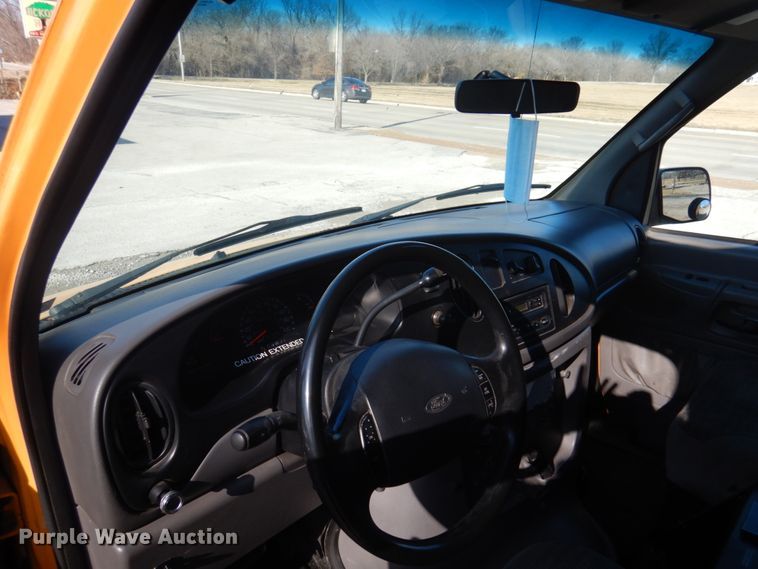 image for item GG9249 2001 Ford E450  utility van