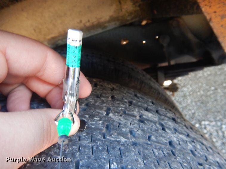 image for item GG9249 2001 Ford E450  utility van