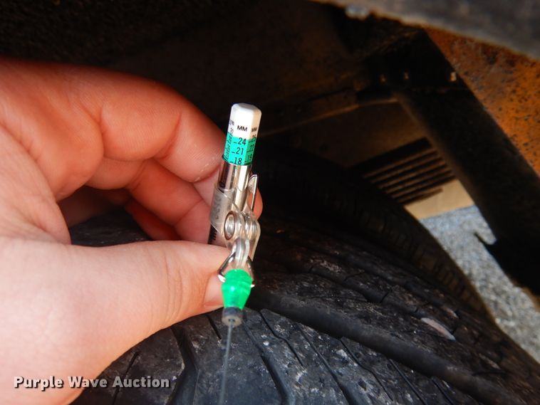 image for item GG9249 2001 Ford E450  utility van