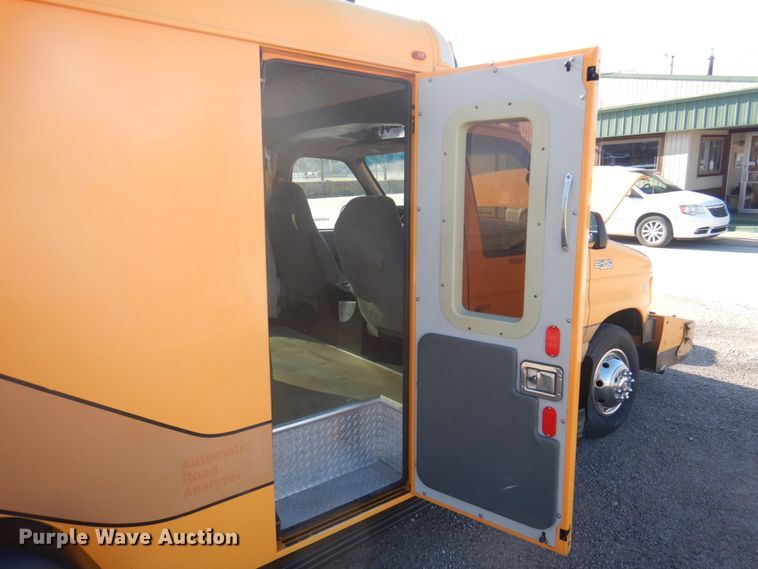 image for item GG9249 2001 Ford E450  utility van