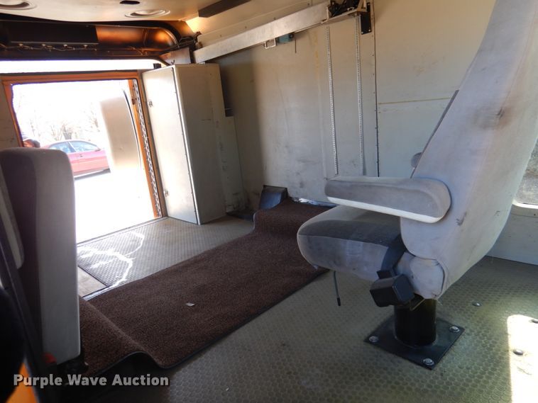 image for item GG9249 2001 Ford E450  utility van