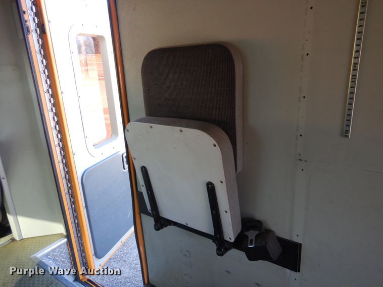 image for item GG9249 2001 Ford E450  utility van