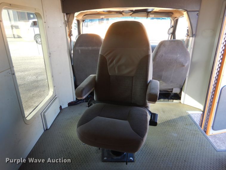 image for item GG9249 2001 Ford E450  utility van