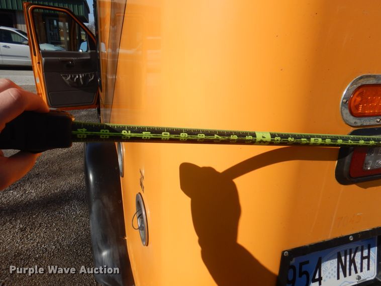 image for item GG9249 2001 Ford E450  utility van