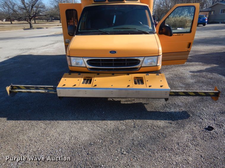 image for item GG9249 2001 Ford E450  utility van