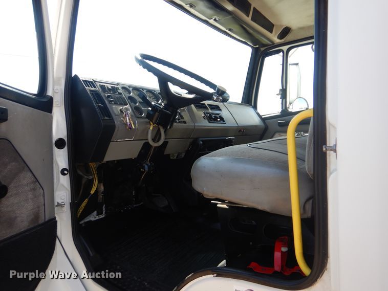 image for item GM9148 2000 Freightliner FL60  box truck