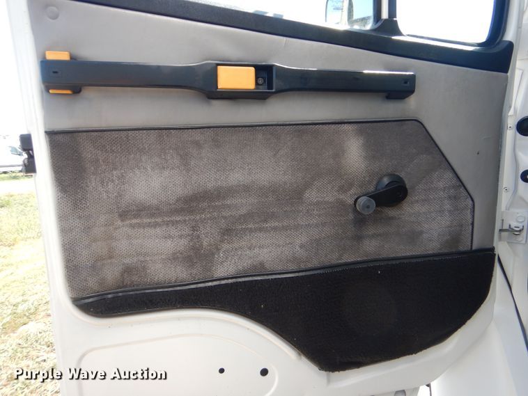 image for item GM9148 2000 Freightliner FL60  box truck