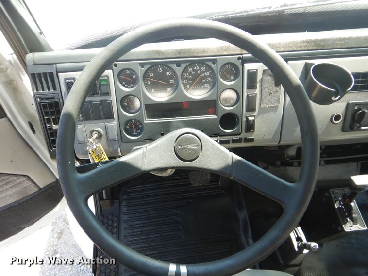 image for item GM9148 2000 Freightliner FL60  box truck