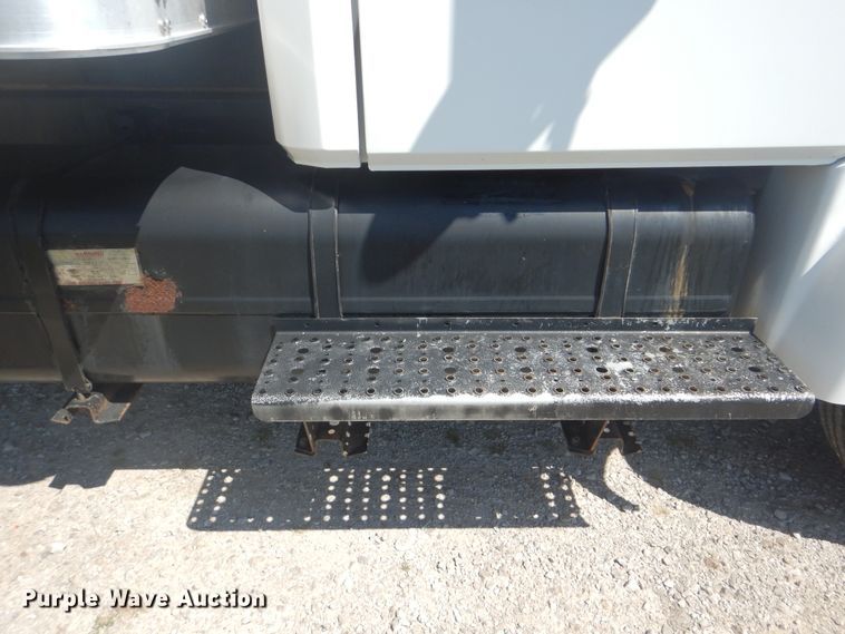 image for item GM9148 2000 Freightliner FL60  box truck