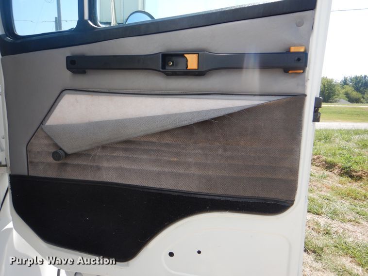 image for item GM9148 2000 Freightliner FL60  box truck