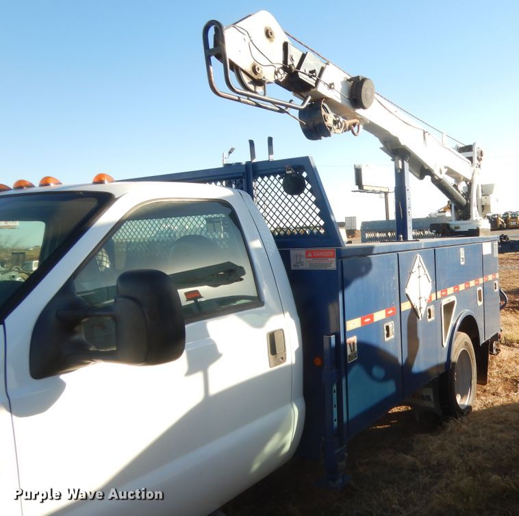 image for item HW9093 2008 Ford F550 Super Duty  utility truck with crane