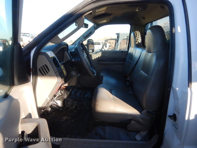 image for item HW9093 2008 Ford F550 Super Duty  utility truck with crane