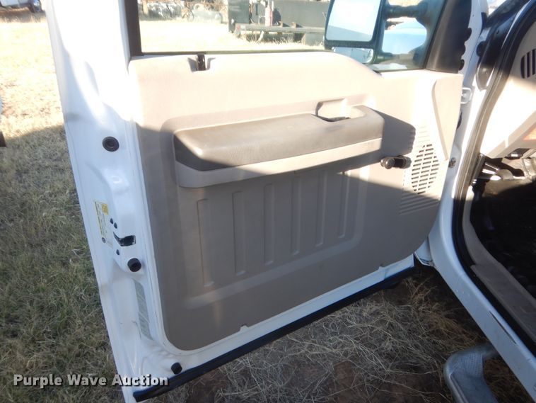 image for item HW9093 2008 Ford F550 Super Duty  utility truck with crane