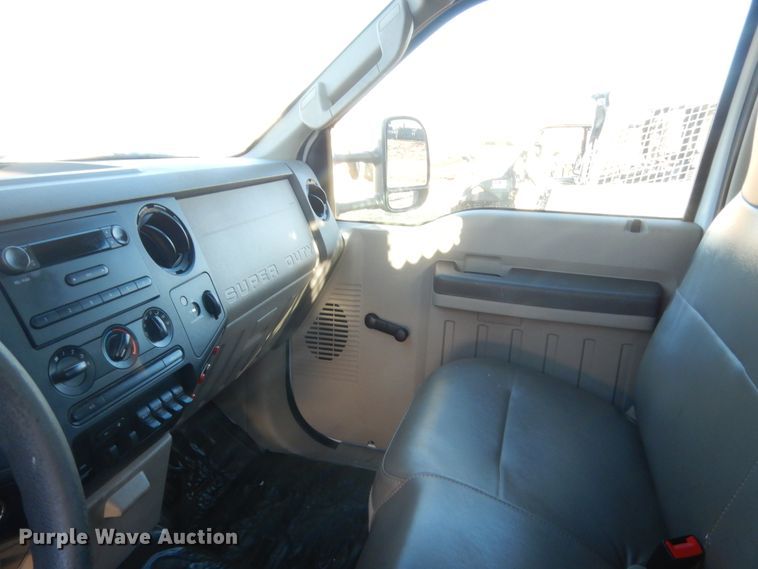 image for item HW9093 2008 Ford F550 Super Duty  utility truck with crane