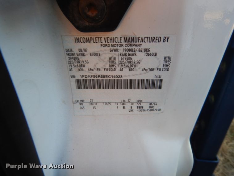 image for item HW9093 2008 Ford F550 Super Duty  utility truck with crane