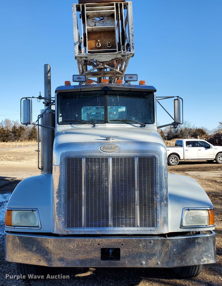 image for item HW9593 2000 Peterbilt 385  drilling rig truck
