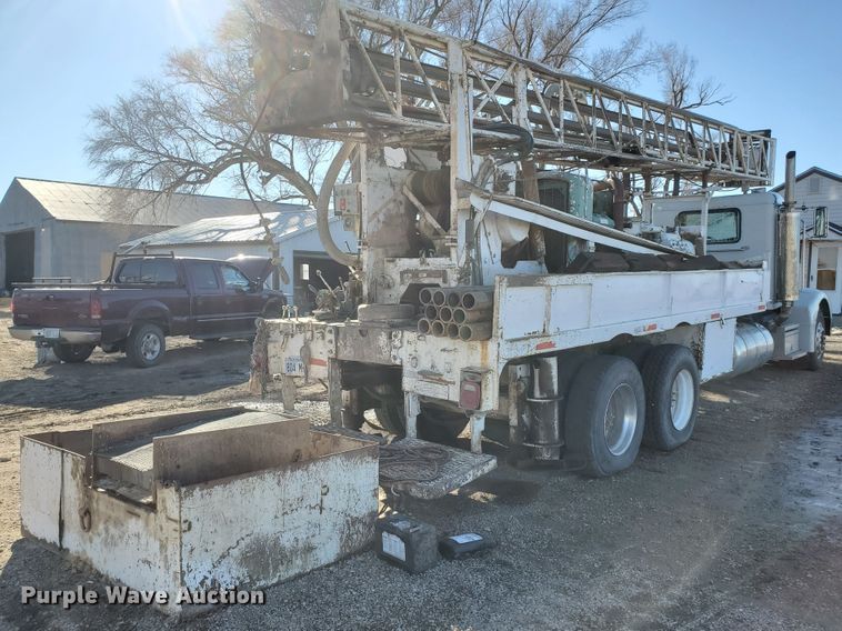 image for item HW9593 2000 Peterbilt 385  drilling rig truck