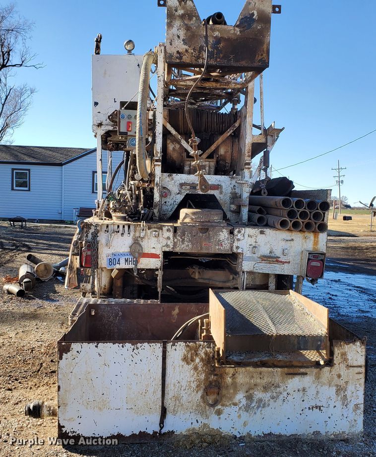 image for item HW9593 2000 Peterbilt 385  drilling rig truck