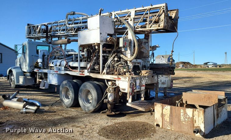 image for item HW9593 2000 Peterbilt 385  drilling rig truck