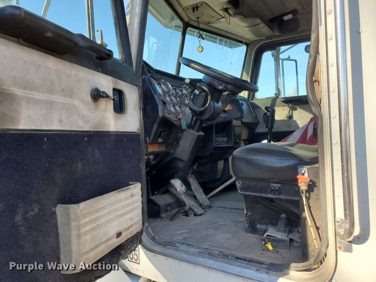 image for item HW9593 2000 Peterbilt 385  drilling rig truck