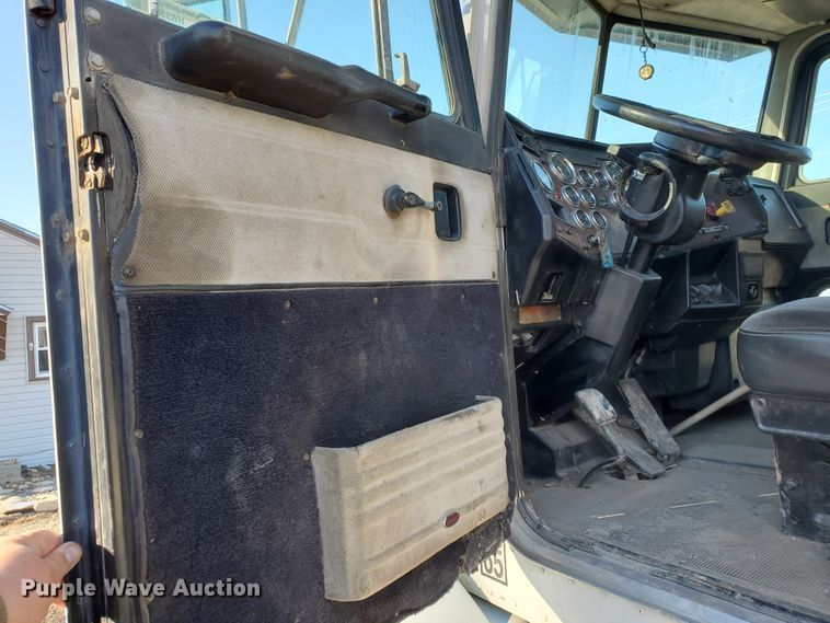 image for item HW9593 2000 Peterbilt 385  drilling rig truck