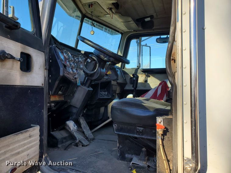 image for item HW9593 2000 Peterbilt 385  drilling rig truck