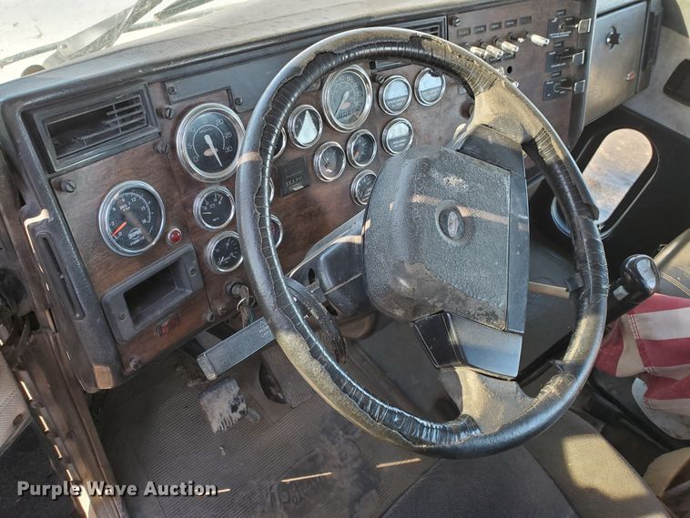 image for item HW9593 2000 Peterbilt 385  drilling rig truck