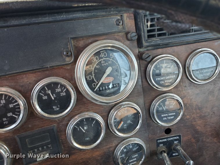 image for item HW9593 2000 Peterbilt 385  drilling rig truck