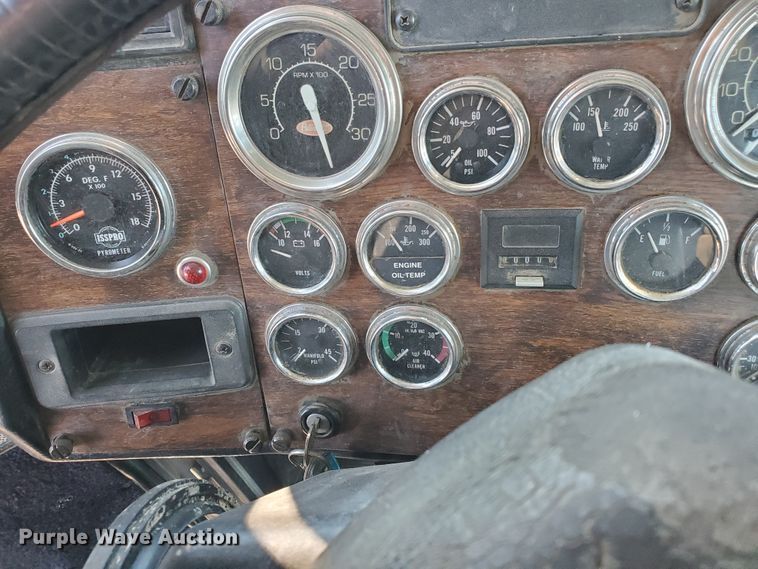 image for item HW9593 2000 Peterbilt 385  drilling rig truck