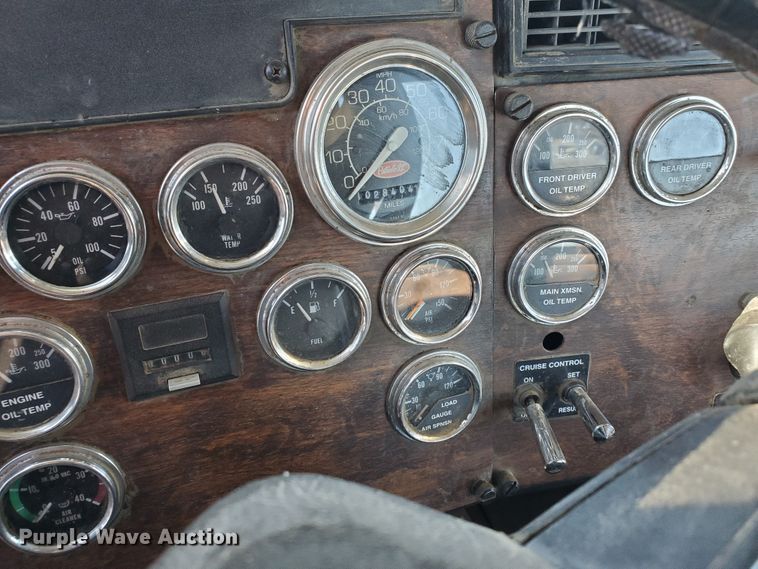 image for item HW9593 2000 Peterbilt 385  drilling rig truck