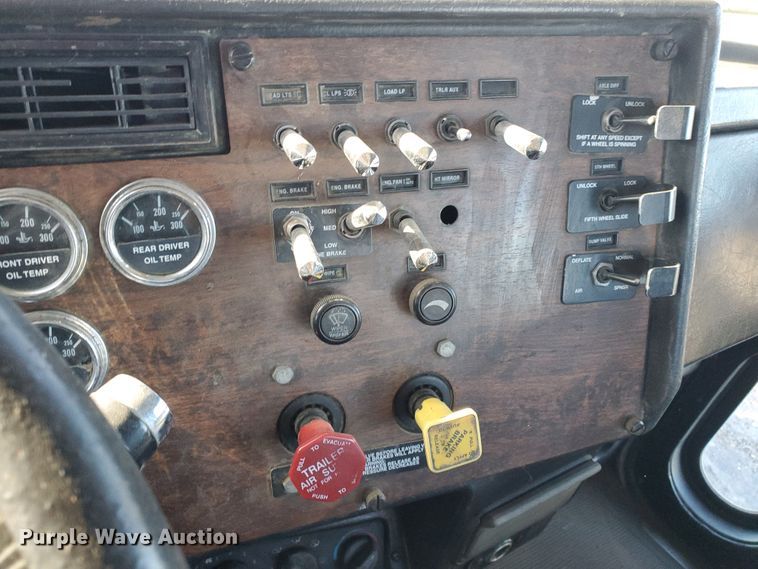 image for item HW9593 2000 Peterbilt 385  drilling rig truck