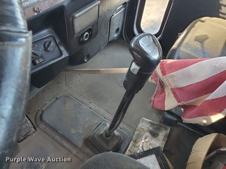 image for item HW9593 2000 Peterbilt 385  drilling rig truck