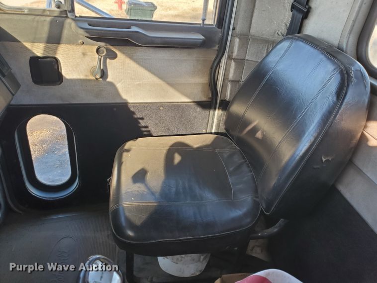 image for item HW9593 2000 Peterbilt 385  drilling rig truck