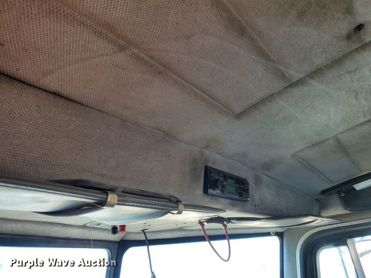 image for item HW9593 2000 Peterbilt 385  drilling rig truck