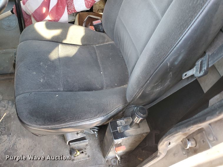 image for item HW9593 2000 Peterbilt 385  drilling rig truck