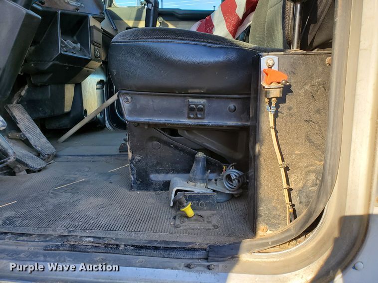 image for item HW9593 2000 Peterbilt 385  drilling rig truck