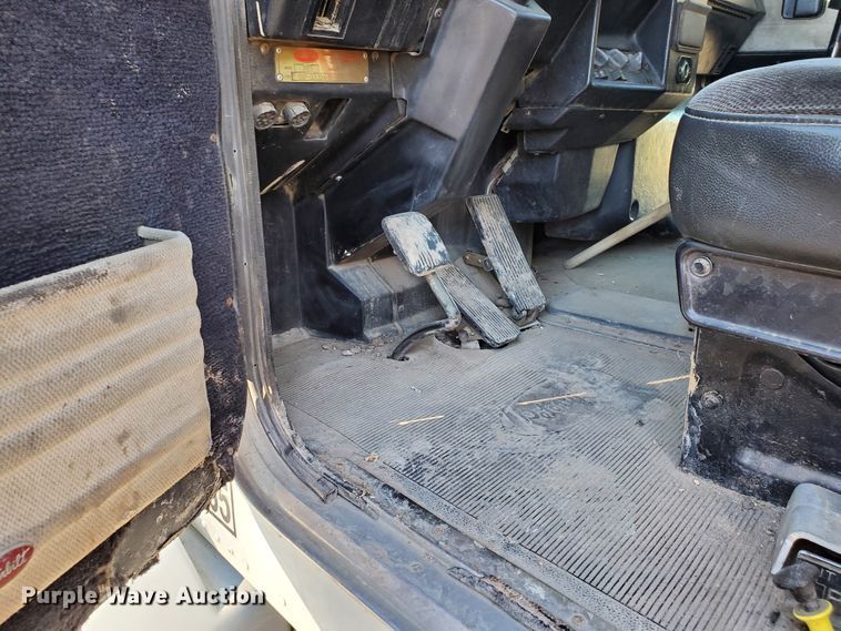 image for item HW9593 2000 Peterbilt 385  drilling rig truck