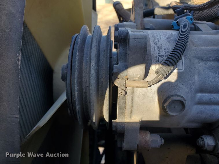 image for item HW9593 2000 Peterbilt 385  drilling rig truck