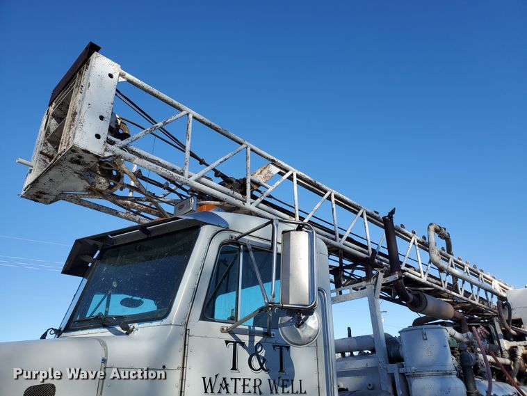 image for item HW9593 2000 Peterbilt 385  drilling rig truck