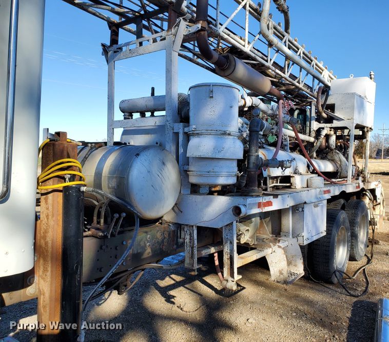 image for item HW9593 2000 Peterbilt 385  drilling rig truck
