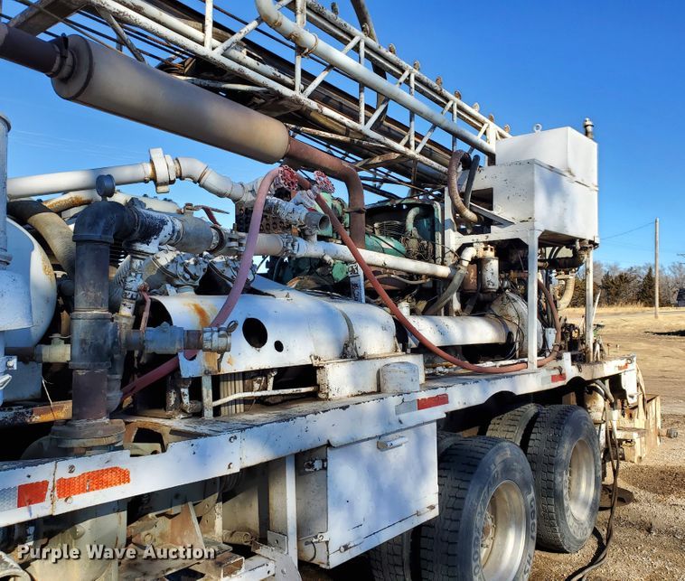 image for item HW9593 2000 Peterbilt 385  drilling rig truck