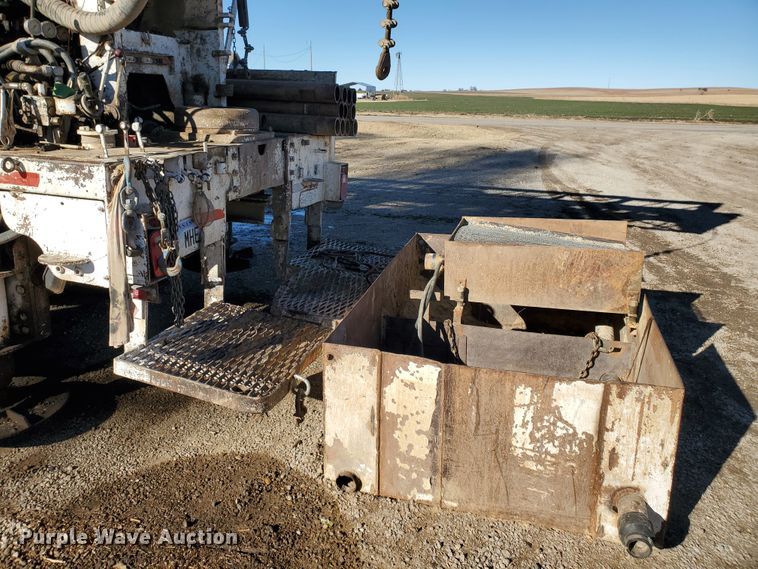 image for item HW9593 2000 Peterbilt 385  drilling rig truck