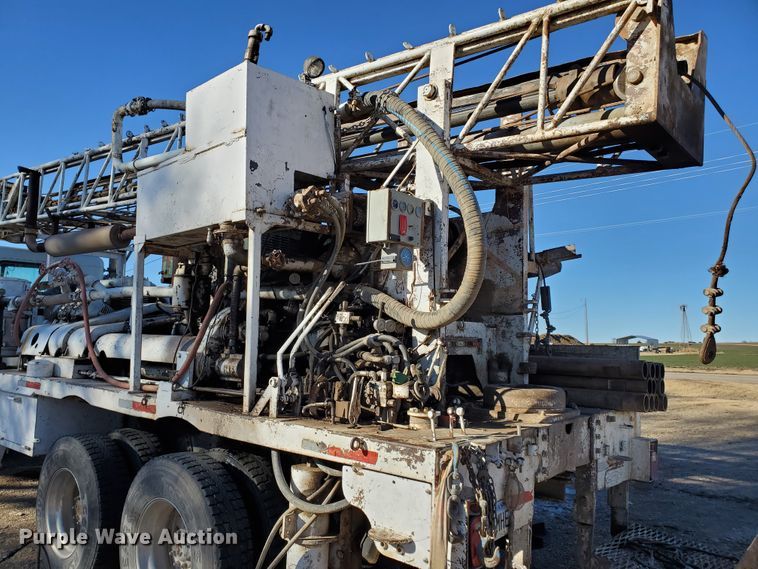 image for item HW9593 2000 Peterbilt 385  drilling rig truck