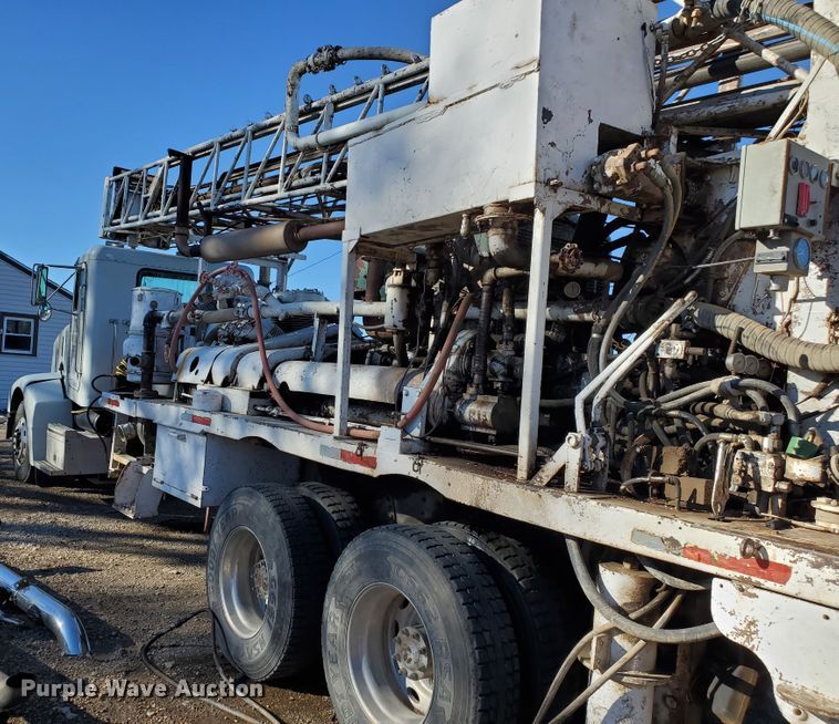 image for item HW9593 2000 Peterbilt 385  drilling rig truck