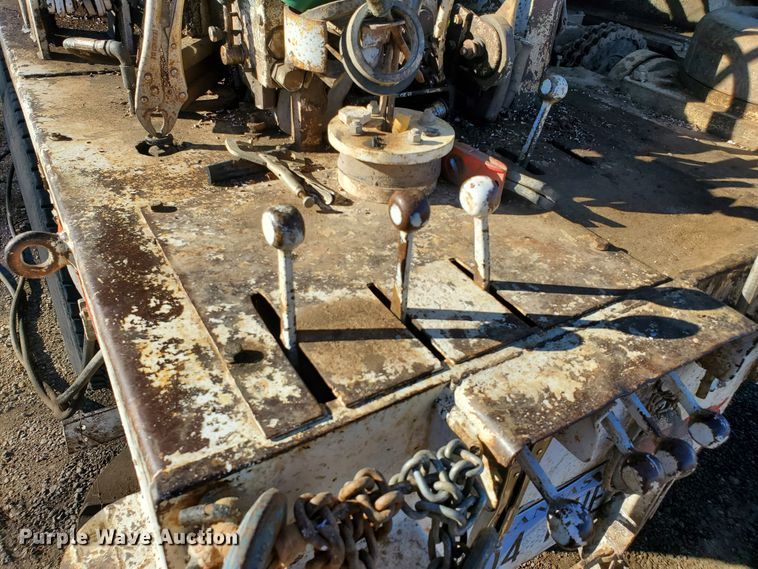 image for item HW9593 2000 Peterbilt 385  drilling rig truck